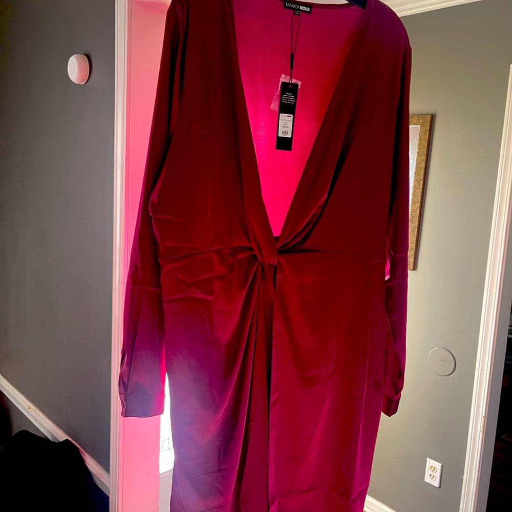 Sexy plus size 2X deep V dress ! This dress is a size 2X new with tags .